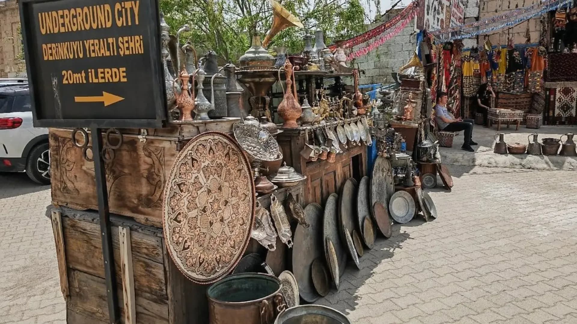 Souvenirs neben einem Eingangsschild zur unterirdischen Stadt