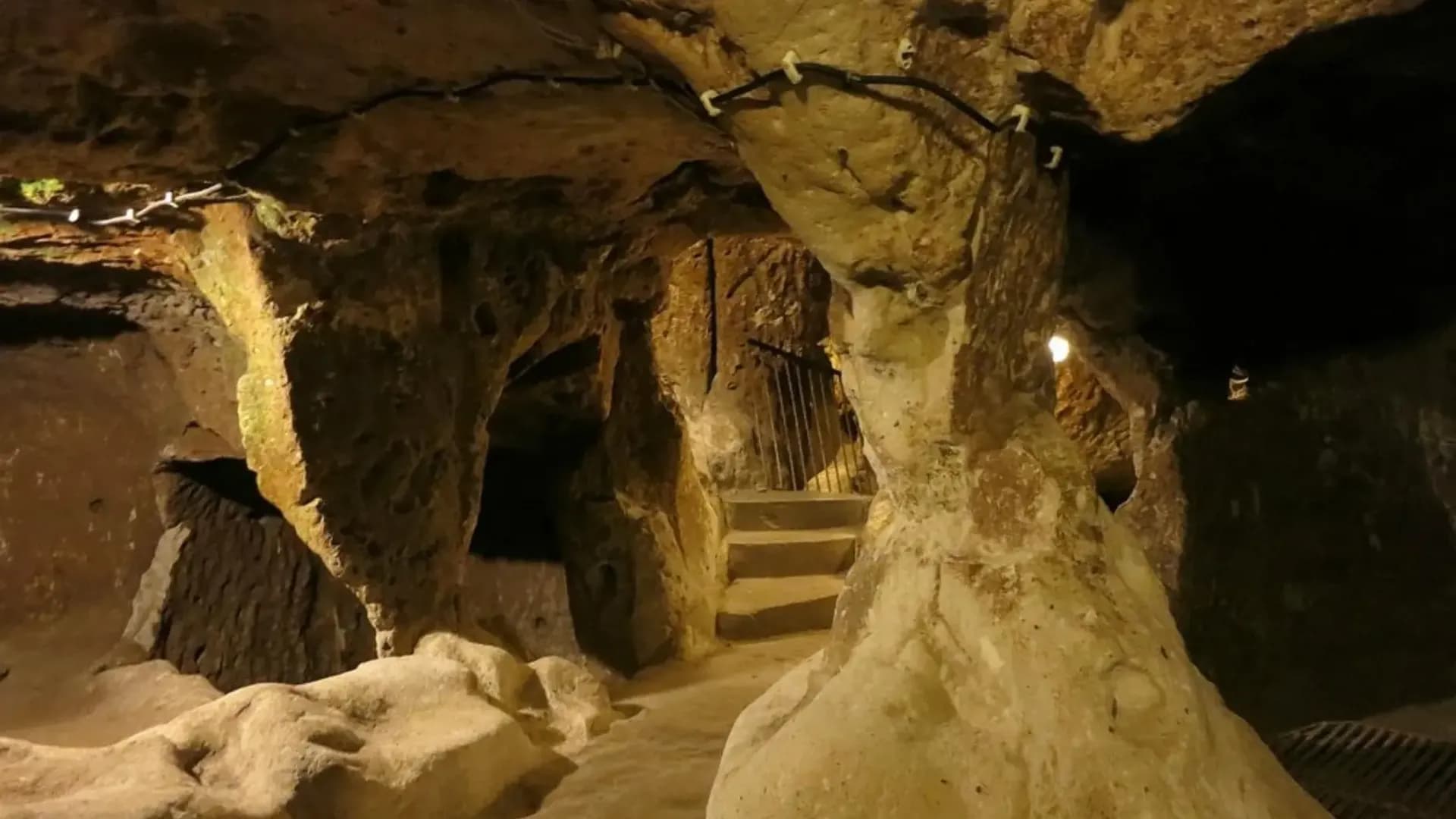 In den Fels gehauene Säulen und Bögen in einem unterirdischen Raum