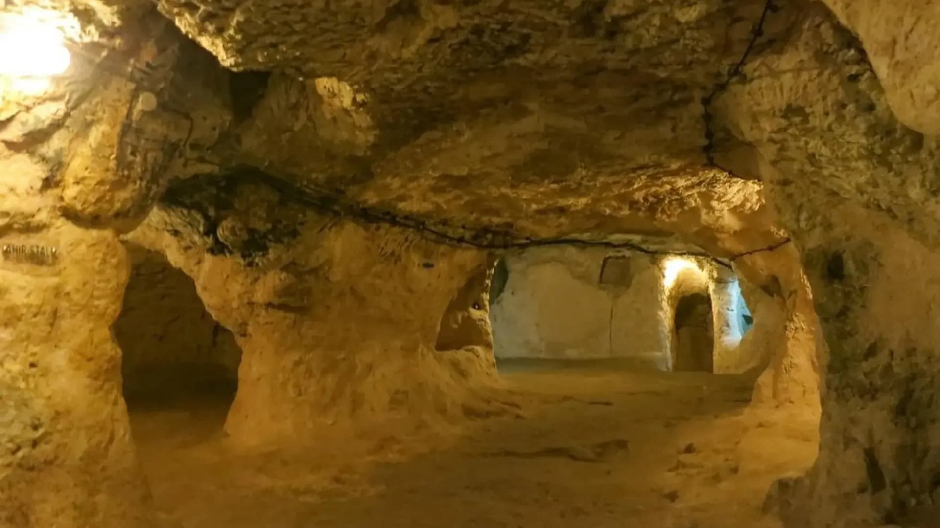 Kahle, in den Fels gehauene Kammer
