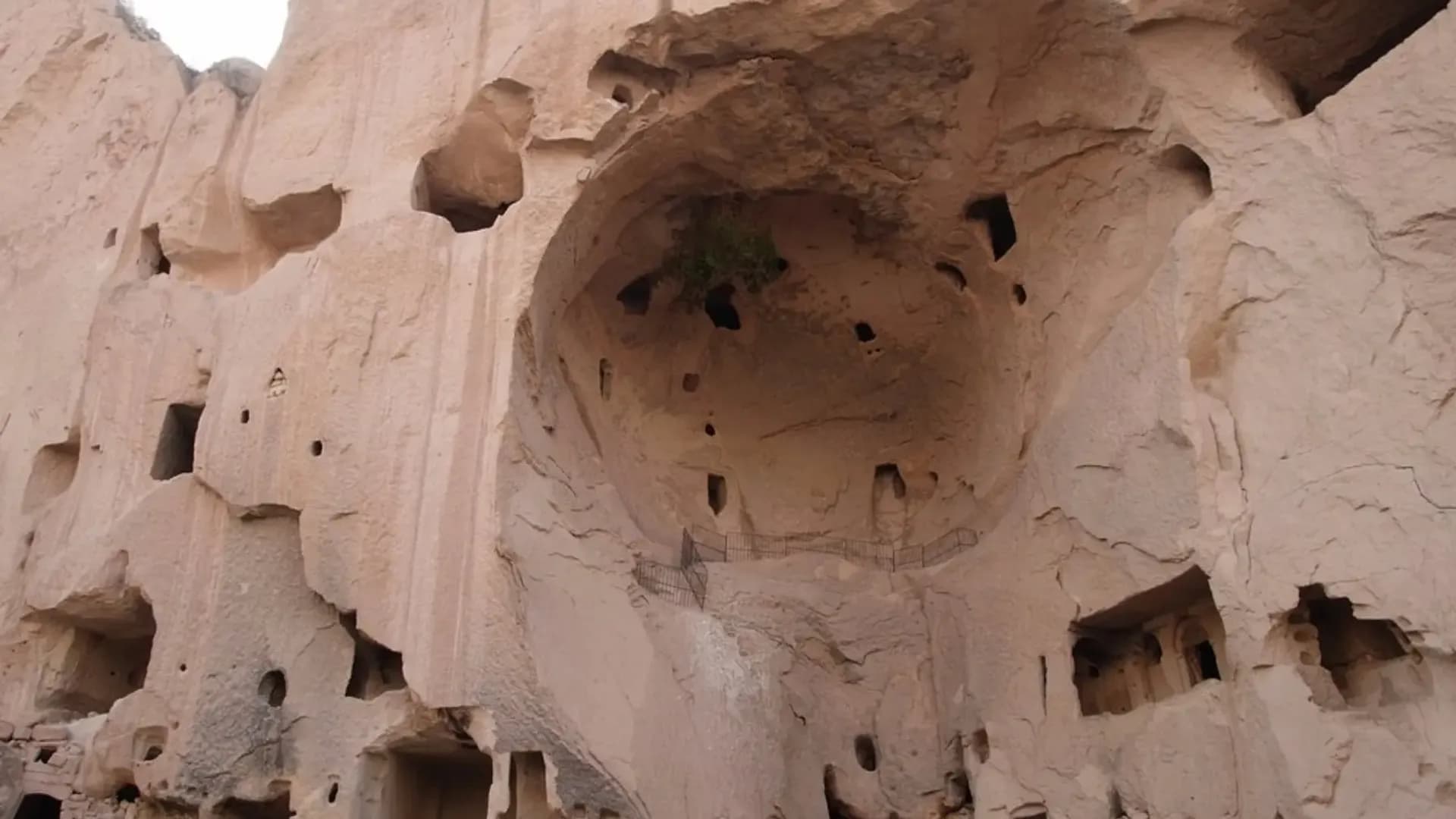 Gewölbter Raum, der in eine helle Felswand gehauen ist