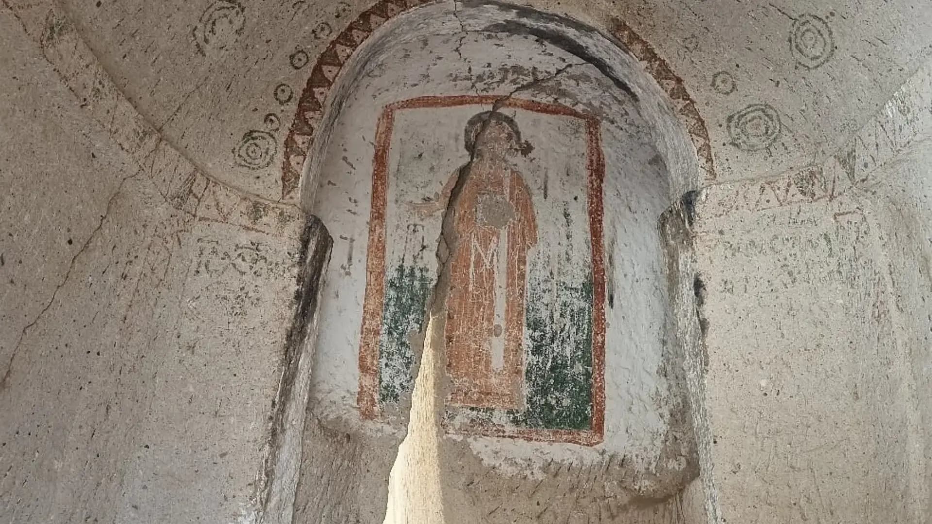 Religiöses Fresko in einer in den Fels gehauenen Kapellennische
