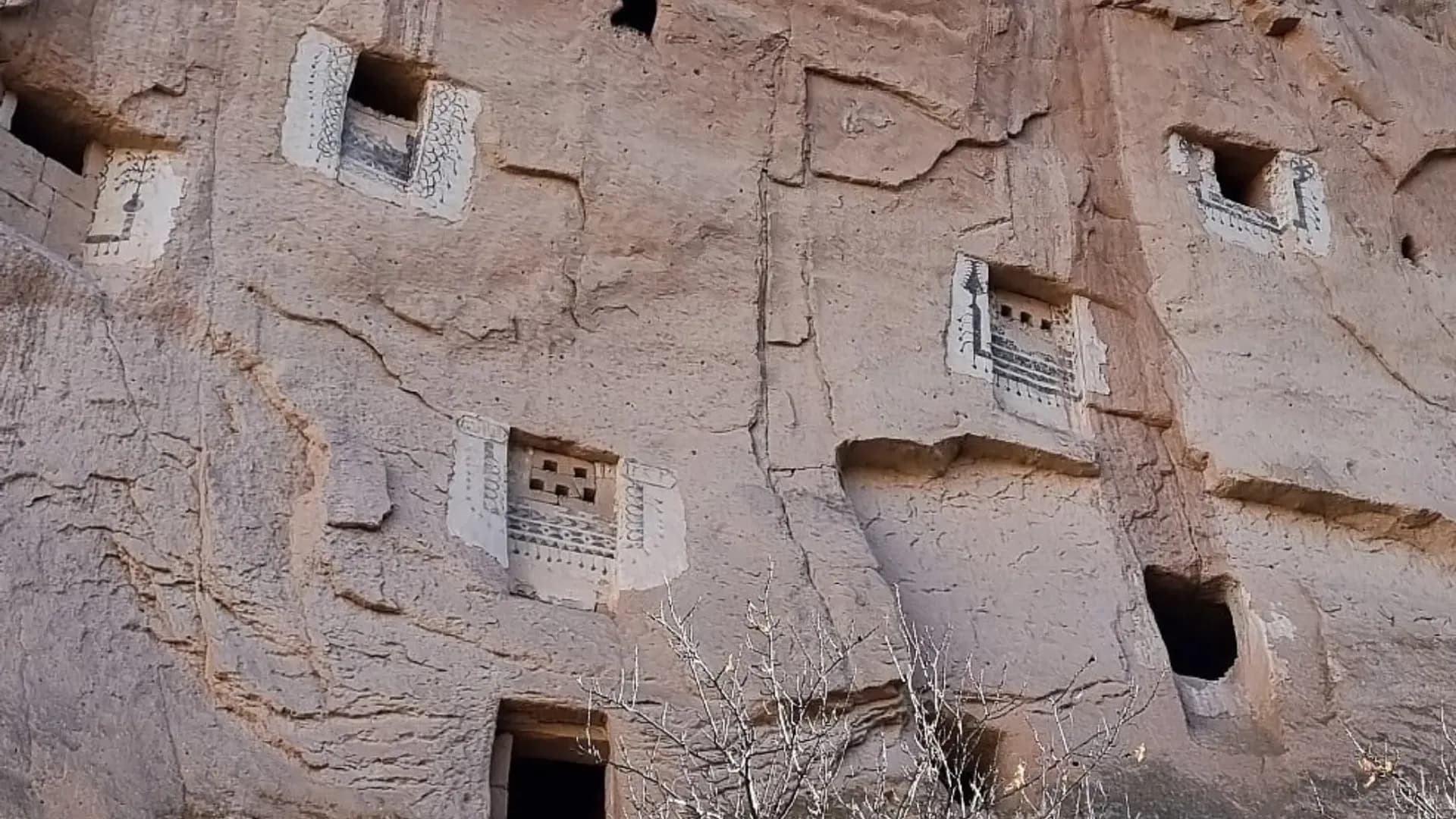 In eine Felswand gehauene Öffnungen und Stufen