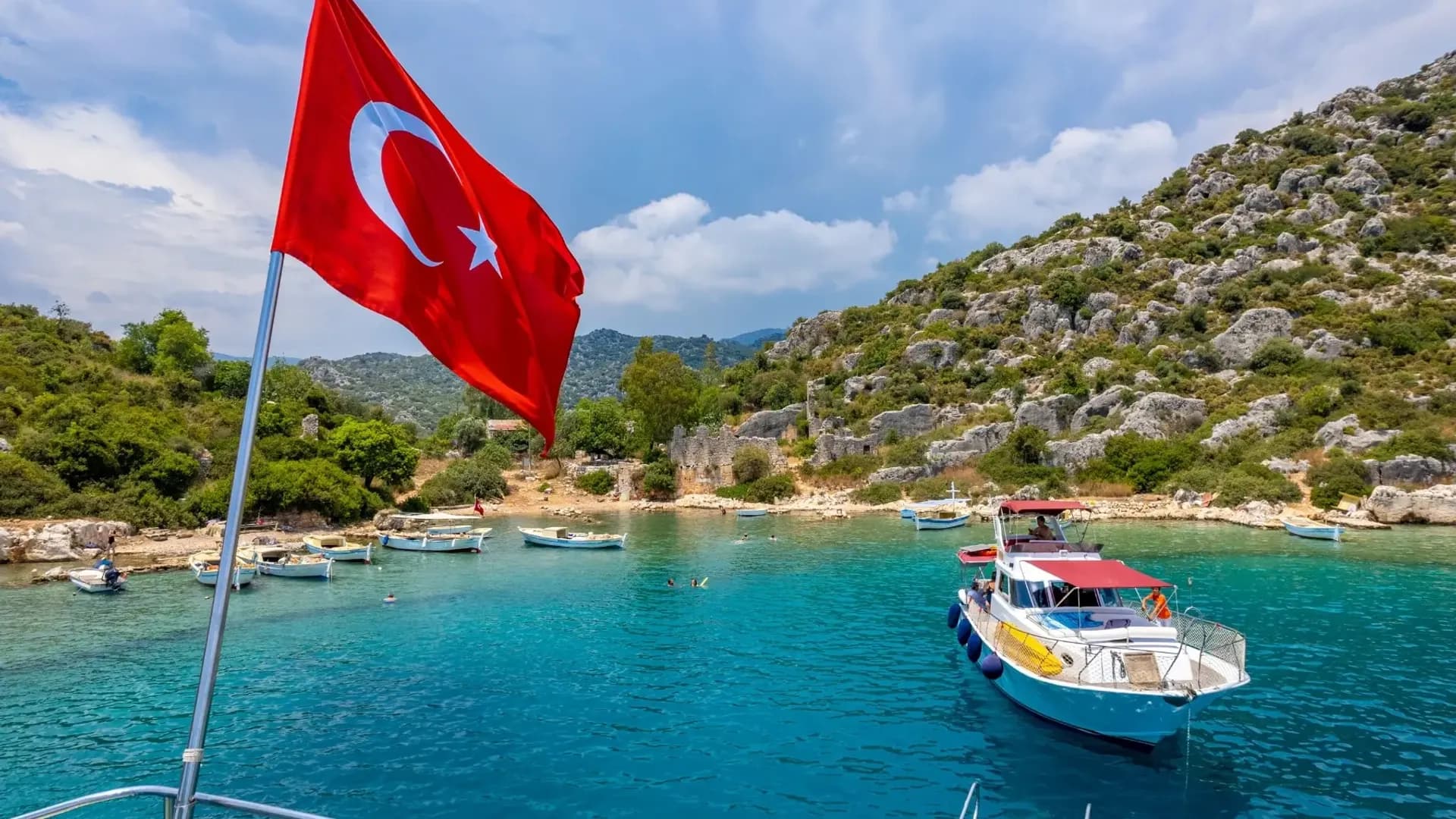 Türkische Flagge über Booten in einer geschützten Bucht