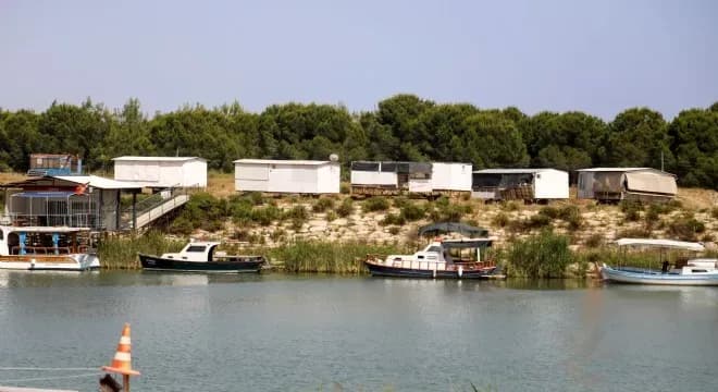 Niedrige Gebäude am Wasser neben einer ruhigen Bucht