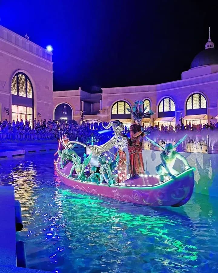 قارب مزين بفناني الأداء في الليل