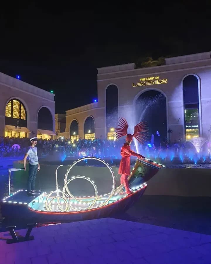 أقواس النافورة المضيئة عبر القناة