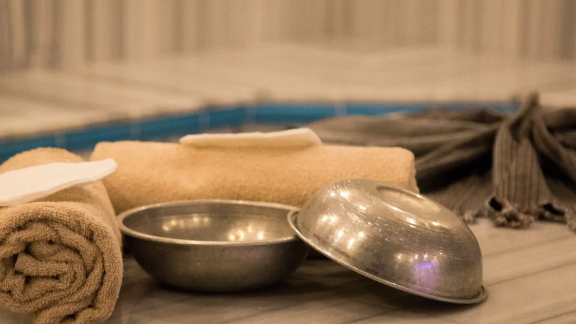 Metallschüsseln und gefaltete Handtücher