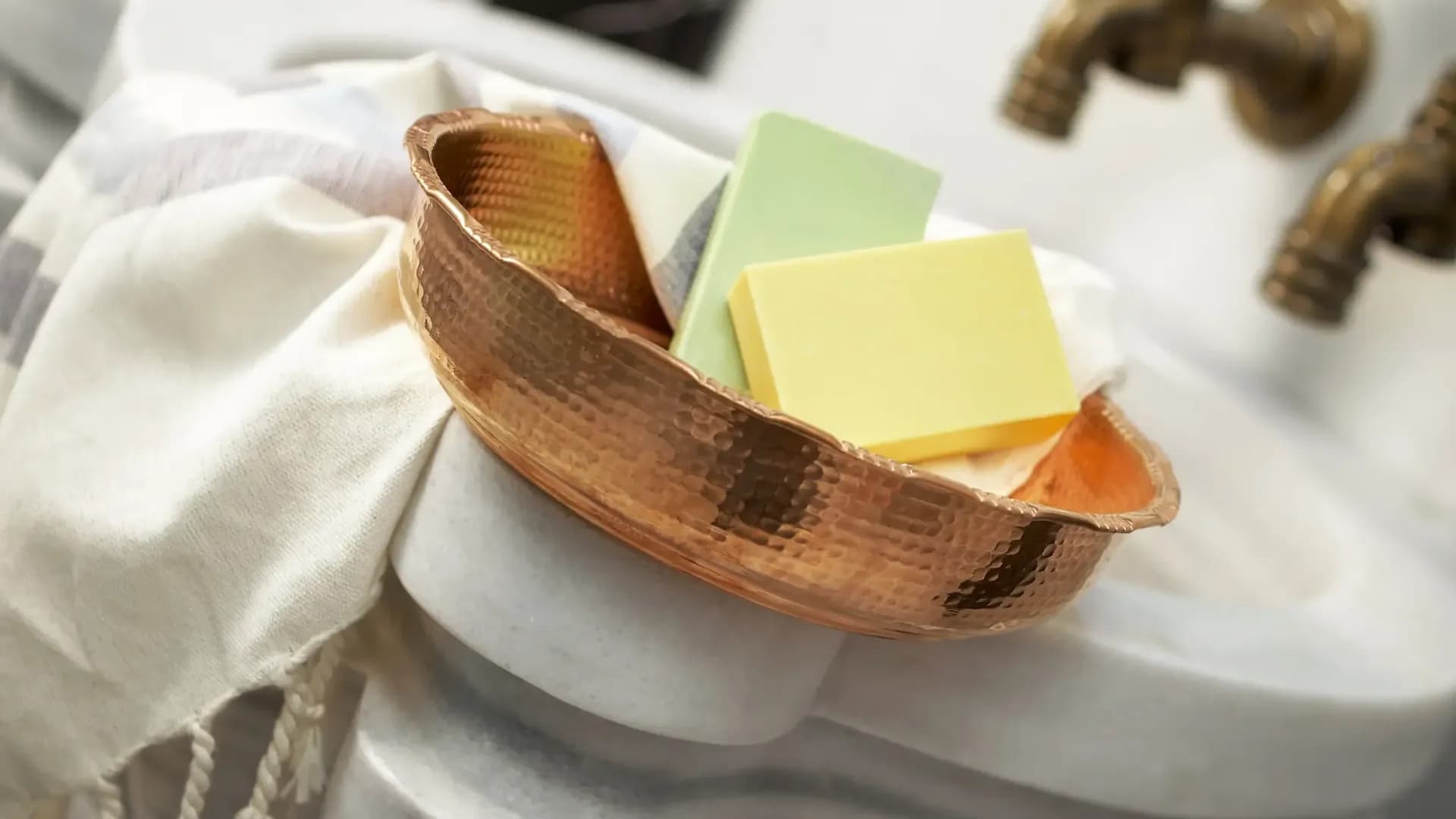 Seife und Handtücher neben einem Waschbecken