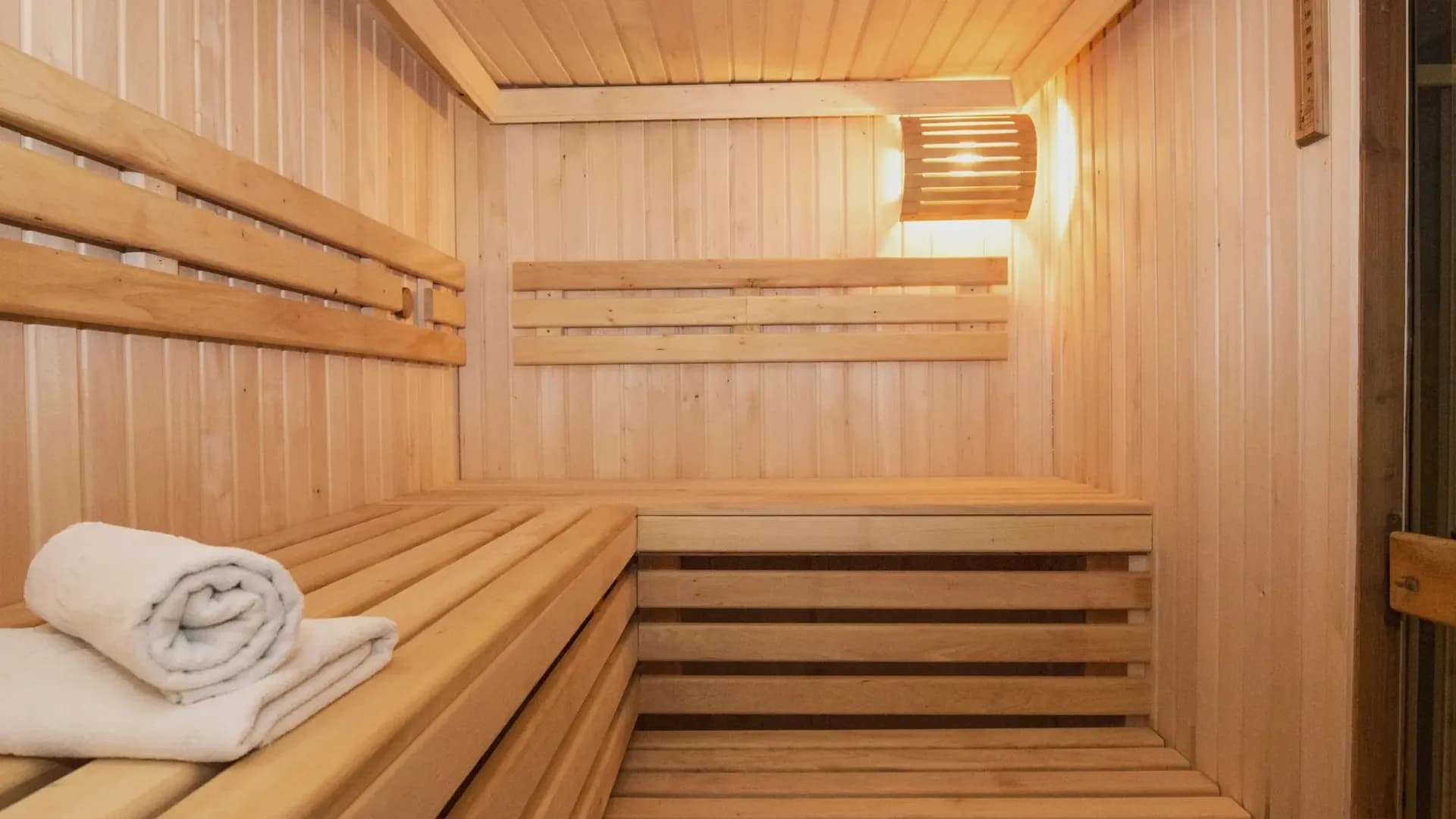 Holzsauna mit gefalteten Handtüchern