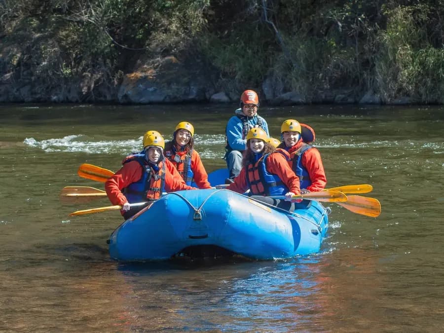 Nehirde grup raftingi