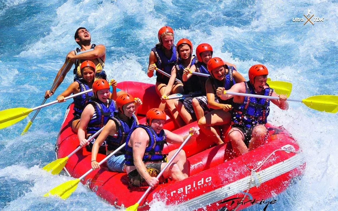 Akıntılarda grup raftingi